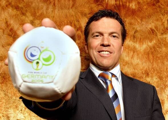 Nationaltrainer Lothar Matthäus (Ungarn) präsentiert einen Miniaturball mit dem offiziellen Logo der Fußball Weltmeisterschaft 2006 Fußball Herren Studioshooting 2005, Shooting, Fotoshooting, Fototermin, Einzelbild Mainz