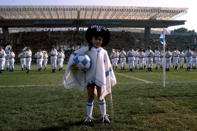 Ein kleiner lebendiger Gauchito, das Maskottchen des WM-Turniers von 1978, steht vor der letzten Vorrundenpartie der Gruppe 4 zwischen Schottland und den Niederlanden auf dem Rasen des Estadio San Martin in Mendoza Fußball WM Herren Weltmeisterschaft 1978, Nationalmannschaft, Nationalteam, Nationaltrikot, Länderspiel, Gruppe 4 Totale Estadio San Martin Mendoza