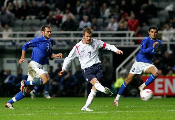 David Beckham (Mitte, England) erzielt gegen Rail Melikov (li.) und Altandil Hajiev (beide Aserbaidschan) das 2:0 -  Fußball Länderspiel Herren Weltmeisterschaftsqualifikation 2005, Qualifikation, Länderspiel, Nationalmannschaft, Nationalteam, Gruppe Newcastle Dynamik,