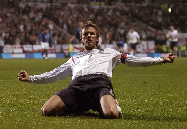 David Beckham (England) rutscht beim Torjubel auf Knien über den Rasen -  Fußball Länderspiel Herren Weltmeisterschaftsqualifikation 2005, Qualifikation, Länderspiel, Nationalmannschaft, Nationalteam, Einzelbild Newcastle Freude,