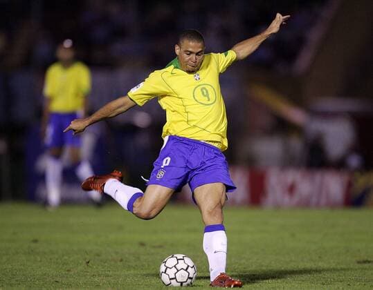 Ronaldo (Brasilien) zieht ab Fußball Länderspiel Herren Weltmeisterschaftsqualifikation 2005, Qualifikation, Länderspiel, Nationalmannschaft, Nationalteam, Einzelbild Montevideo Dynamik,