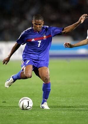 Florent Malouda (Frankreich) am Ball Fußball Länderspiel Herren Weltmeisterschaftsqualifikation 2005, Qualifikation, Länderspiel, Nationalmannschaft, Nationalteam, Einzelbild pan8765 Tel Aviv Dynamik,  