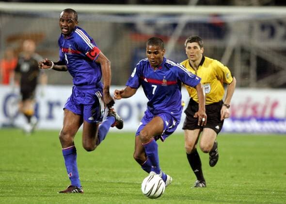 Florent Malouda (re.) und Patrick Vieira (beide Frankreich) im Sturmlauf mit dem Ball, FIFA Schiedsrichter Dr. Markus Merk versucht Schritt zu halten Fußball Länderspiel Herren Weltmeisterschaftsqualifikation 2005, Qualifikation, Länderspiel, Nationalmannschaft, Nationalteam, Gruppe pan8765 Tel Aviv Dynamik,  