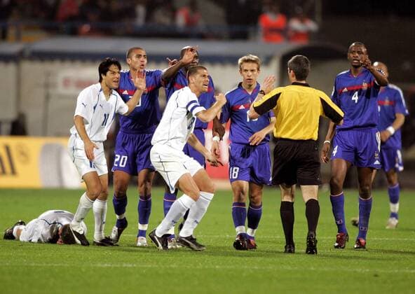 FIFA Schiedsrichter Merk wird wegen eines wüsten Fouls belagert v.li.: Idan Tal (Israel), David Trezeguet (Frankreich), Avi Nimny (Israel), Benoit Pedretti, Patrick Vieira (beide Frankreich) reden gleichzeitig auf den Unparteiischen ein Fußball Länderspiel Herren Weltmeisterschaftsqualifikation 2005, Qualifikation, Länderspiel, Nationalmannschaft, Nationalteam, Gruppe pan8765 Tel Aviv Spannung  