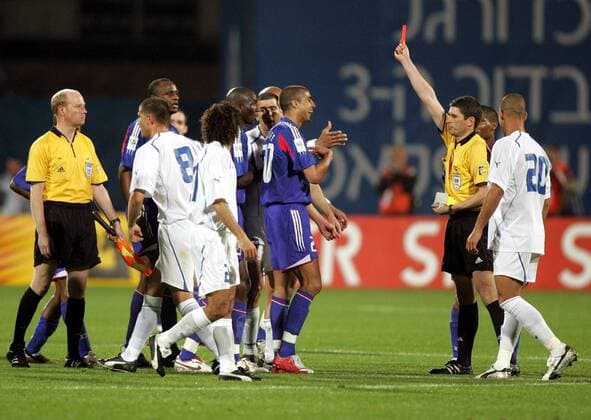 FIFA Schiedsrichter Dr. Markus Merk zeigt David Trezeguet (Mitte, Frankreich) die Rote Karte was dieser mit einem ungläubigen Lachen quittiert Fußball Länderspiel Herren Weltmeisterschaftsqualifikation 2005, Qualifikation, Länderspiel, Nationalmannschaft, Nationalteam, Gruppe pan8765 Tel Aviv  