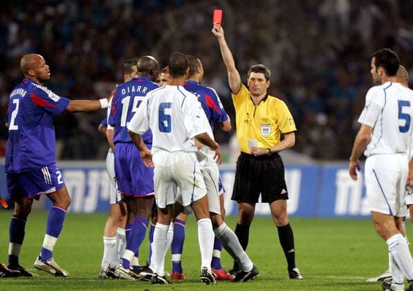 FIFA Schiedsrichter Dr. Markus Merk zeigt David Trezeguet (2.v.re, Frankreich) die Rote Karte Fußball Länderspiel Herren Weltmeisterschaftsqualifikation 2005, Qualifikation, Länderspiel, Nationalmannschaft, Nationalteam, Gruppe pan8765 Tel Aviv  