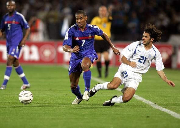 Florent Malouda (li., Frankreich) gegen Klimi Saban (Israel) Fußball Länderspiel Herren Weltmeisterschaftsqualifikation 2005, Qualifikation, Länderspiel, Nationalmannschaft, Nationalteam, Gruppe pan8765 Tel Aviv Dynamik,  