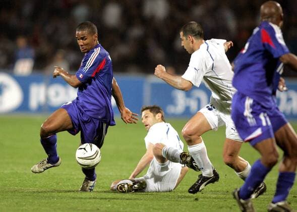 Florent Malouda (li., Frankreich) gegen Tal Ben Haim (re., Israel) Fußball Länderspiel Herren Weltmeisterschaftsqualifikation 2005, Qualifikation, Länderspiel, Nationalmannschaft, Nationalteam, Gruppe pan8765 Tel Aviv Dynamik,  