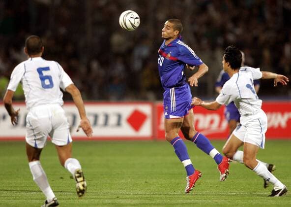 David Trezeguet (Mitte, Frankreich) gegen Idan Tal (re.) und Adoram Keise (beide Israel) Fußball Länderspiel Herren Weltmeisterschaftsqualifikation 2005, Qualifikation, Länderspiel, Nationalmannschaft, Nationalteam, Gruppe pan8765 Tel Aviv Dynamik,  