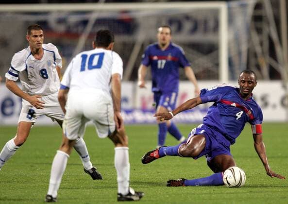 Patrick Vieira (re., Frankreich) gegen Avi Nimny (li.) und Badir (beide Israel) Fußball Länderspiel Herren Weltmeisterschaftsqualifikation 2005, Qualifikation, Länderspiel, Nationalmannschaft, Nationalteam, Gruppe pan8765 Tel Aviv Dynamik,  