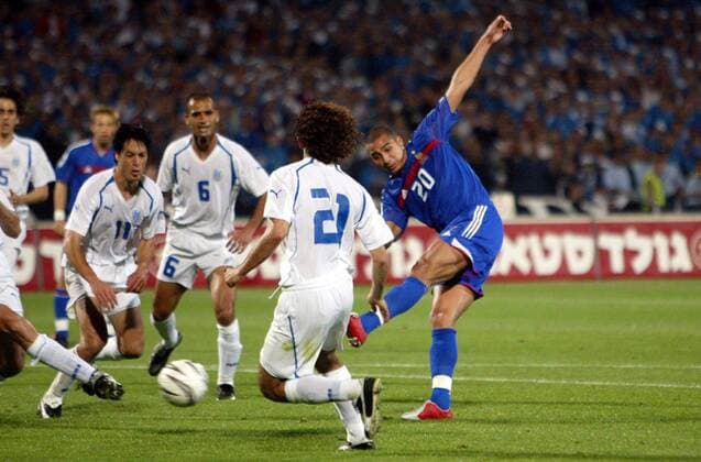 David Trezeguet (re., Frankreich) - Schuss gegen Klimi Saban (2.v.re.), Idan Tal (li.) und Adoram Keise (alle Israel) Fußball Länderspiel Herren Weltmeisterschaftsqualifikation 2005, Qualifikation, Länderspiel, Nationalmannschaft, Nationalteam, Gruppe pan8765 Tel Aviv Dynamik,  