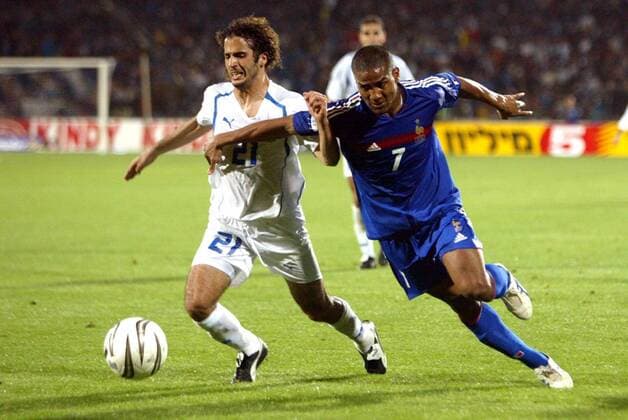 Florent Malouda (re., Frankreich) gegen Klimi Saban (Israel) Fußball Länderspiel Herren Weltmeisterschaftsqualifikation 2005, Qualifikation, Länderspiel, Nationalmannschaft, Nationalteam, Gruppe pan8765 Tel Aviv Dynamik,  