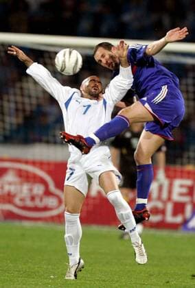 Pini Balili (li., Israel) gegen Gael Givet (Frankreich) Fußball Länderspiel Herren Weltmeisterschaftsqualifikation 2005, Qualifikation, Länderspiel, Nationalmannschaft, Nationalteam, Gruppe pan8765 Tel Aviv Dynamik, Kampf,  