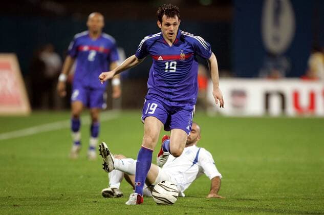Willy Sagnol (Frankreich) am Ball Fußball Länderspiel Herren Weltmeisterschaftsqualifikation 2005, Qualifikation, Länderspiel, Nationalmannschaft, Nationalteam, Einzelbild pan8765 Tel Aviv Dynamik,  