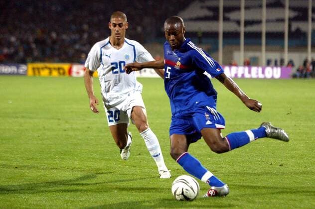 William Gallas (re., Frankreich) gegen Yaniv Katan (Israel) Fußball Länderspiel Herren Weltmeisterschaftsqualifikation 2005, Qualifikation, Länderspiel, Nationalmannschaft, Nationalteam, Gruppe pan8765 Tel Aviv Dynamik,  