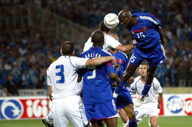 Alou Diarra (re.) - Kopfball, Gallas (Mitte, beide Frankreich) wird unterdessen von Ben Haim (Israel) bewacht Fußball Länderspiel Herren Weltmeisterschaftsqualifikation 2005, Qualifikation, Länderspiel, Nationalmannschaft, Nationalteam, Gruppe pan8765 Tel Aviv Dynamik,  
