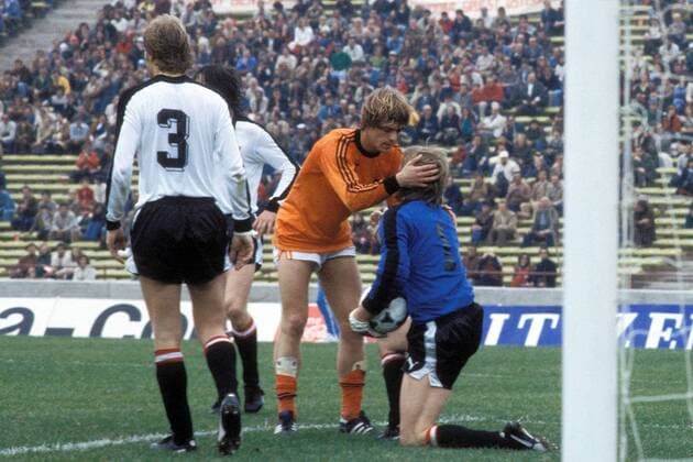 Johnny Rep (Niederlande; Mitte) entschuldigt sich bei Torwart Friedl Koncilia, Erich Obermayer (beide Österreich) steht daneben Fußball WM Herren Weltmeisterschaft 1978, Nationalmannschaft, Nationalteam, Nationaltrikot, Länderspiel, Zwischenrunde Gruppe Holland, Cordoba Harmonie,