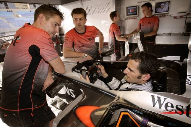 Testfahrer Pedro de la Rosa (Spanien McLaren-Mercedes) unterhält sich in der Box im Cockpit seines Boliden sitzend mit den Ingenieuren Motorsport Grand Prix Herren Großer Preis von Bahrain 2005, Formel 1 Weltmeisterschaft, F1, F, GP, WM Gruppe Bahrain Racing Circuit Manama, Sakhir
