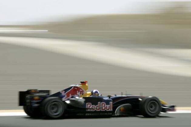 David Coulthard (Schottland Red Bull Cosworth) in seinem Boliden Motorsport Grand Prix Herren Großer Preis von Bahrain 2005, Formel 1 Weltmeisterschaft, F1, F, GP, WM Einzelbild Bahrain International Circuit Manama, Sakhir Dynamik,