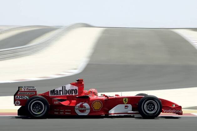 Michael Schumacher (Deutschland Ferrari) rast in seinem Boliden über den Wüstenkurs von Sakhir Motorsport Grand Prix Herren Großer Preis von Bahrain 2005, Formel 1 Weltmeisterschaft, F1, F, GP, WM Einzelbild Bahrain International Circuit Manama, Sakhir Dynamik,