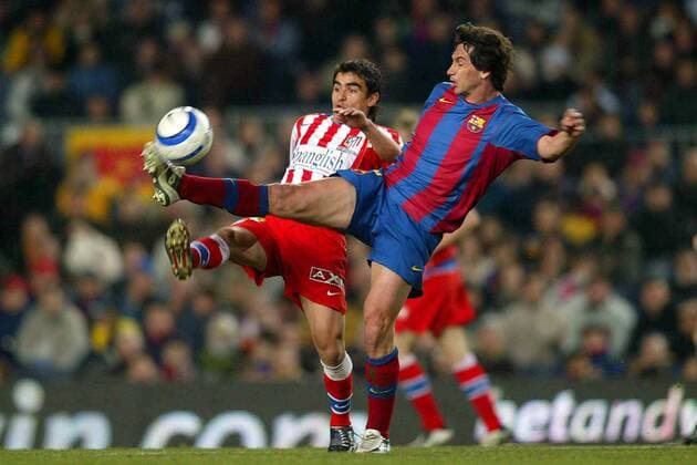 Ariel Ibagaza (li., Atletico Madrid) gegen Demetrio Albertini (FC Barcelona) Fußball Primera Division 2004 2005, 1. Spanische Liga, FC Barcelona - Atletico Madrid 0:2, Barca, Vdig Gruppe pan8230 Barcelona Dynamik,  