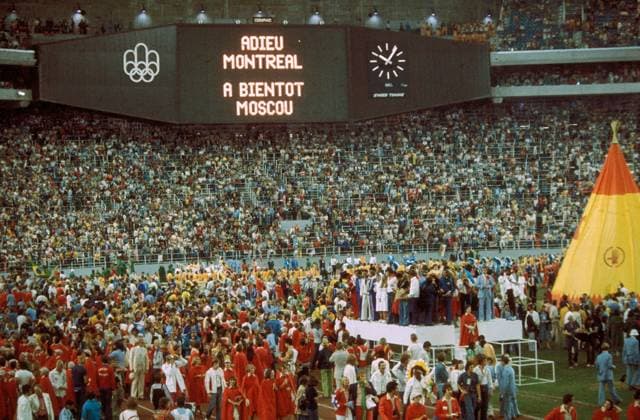 Während der Schlußfeier im Olympiastadion sagt die olympische Bewegung Adieu Montreal und Bis bald in Moskau, Ausrichter der nächsten Spiele Leichtathletik OS Sommer Herren Olympische Sommerspiele 1976, Olympia, Olympiade, Spiele, Abschlussfeier, Abschlußfeier, Feier, Vdia Totale Olympiastadion Montreal