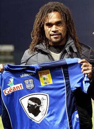 Christian Karembeu (Bastia) präsentiert sein neues Trikot Fußball Herren Ligue Une 2004 2005, 1. Französische Liga, SC Bastia Einzelbild pan8176 Bastia  