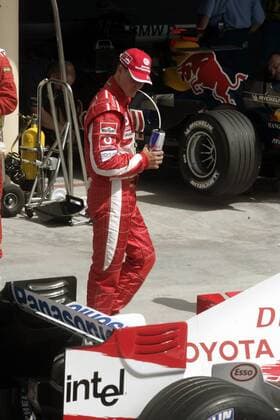 Michael Schumacher (Deutschland Ferrari) erfrischt sich im Fahrerlager mit einem Red Bull Motorsport Grand Prix Herren Großer Preis von Bahrain 2005, Formel 1 Weltmeisterschaft, F1, F, GP, WM, Qualifying, Vdig Einzelbild Bahrain International Circuit Manama, Sakhir