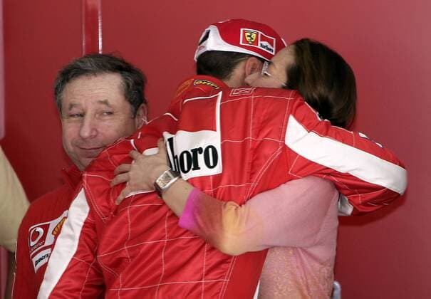 Teamchef Jean Todt (li., Frankreich Ferrari) schaut zu seiner Freundin Schauspielerin Michelle Yeoh (Malaysia), die von Michael Schumacher (Deutschland Ferrari) herzlichst begrüßt wird Motorsport Grand Prix Herren Großer Preis von Bahrain 2005, Formel 1 Weltmeisterschaft, F1, F, GP, WM, Qualifying, Vdig Gruppe Bahrain International Circuit Manama, Sakhir
