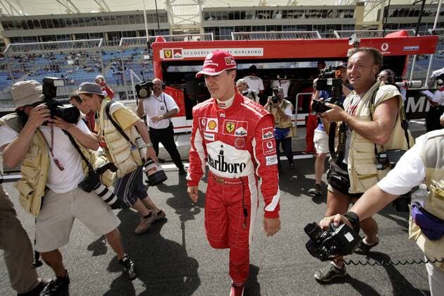 Michael Schumacher (Deutschland Ferrari) wird im Fahrerlager von Fotografen belagert Motorsport Grand Prix Herren Großer Preis von Bahrain 2005, Formel 1 Weltmeisterschaft, F1, F, GP, WM, Qualifying, Vdig Gruppe Bahrain International Circuit Manama, Sakhir