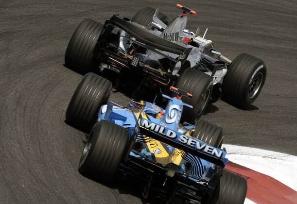 Fernando Alonso (vorn, Spanien Renault) hinter Kimi Räikkönen (Finnland McLaren Mercedes) Motorsport Grand Prix Herren Großer Preis von Bahrain 2005, Formel 1 Weltmeisterschaft, F1, F, GP, WM, Qualifying, Vdig Gruppe Bahrain International Circuit Manama, Sakhir