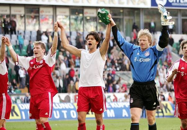 Schlußjubel Bayern v.li.: Bastian Schweinsteiger, Michael Ballack und Torwart Oliver Kahn Fußball 1. BL Herren Saison 2004 2005, FC Bayern München, Vdig Gruppe Wolfsburg Freude,