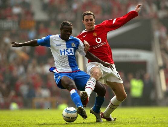 John O Shea (re., Manchester United) gegen Aron Mokoena (Blackburn) -  Fußball Herren English Premier League 2004 2005, 1. Englische Liga, Manchester United - Blackburn Rovers 0:0, Vdig Gruppe Manchester Dynamik,