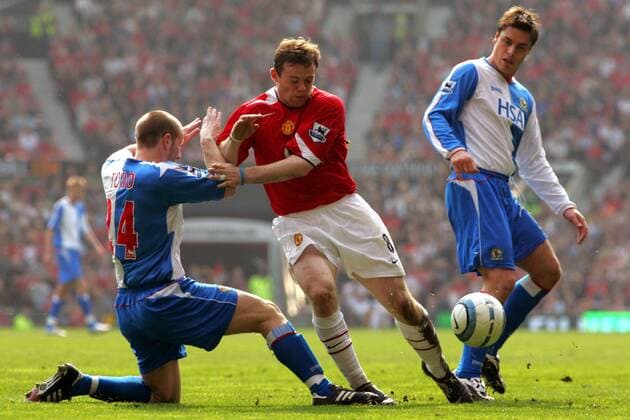Wayne Rooney (Mitte, Manchester United) gegen Andrew Todd (li.) und Garry Flitcroft (beide Blackburn) -  Fußball Herren English Premier League 2004 2005, 1. Englische Liga, Manchester United - Blackburn Rovers 0:0, Vdig Gruppe Manchester Dynamik,