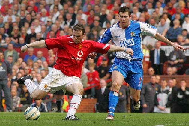 Wayne Rooney (li., Manchester United) zieht ab, Brett Emerton (Blackburn) kommt zu spät -  Fußball Herren English Premier League 2004 2005, 1. Englische Liga, Manchester United - Blackburn Rovers 0:0, Vdig Gruppe Manchester Dynamik,
