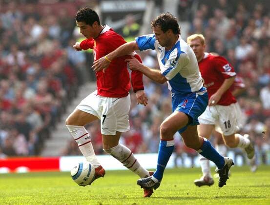 Cristiano Ronaldo (li., Manchester United) gegen Lucas Neill (Blackburn) -  Fußball Herren English Premier League 2004 2005, 1. Englische Liga, Manchester United - Blackburn Rovers 0:0, Vdig Gruppe Manchester Dynamik,