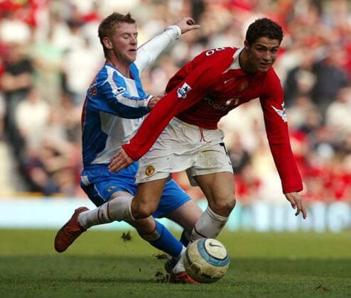 Cristiano Ronaldo (re., Manchester United) gegen Paul Gallagher (Blackburn) -  Fußball Herren English Premier League 2004 2005, 1. Englische Liga, Manchester United - Blackburn Rovers 0:0, Vdig Gruppe Manchester Dynamik,