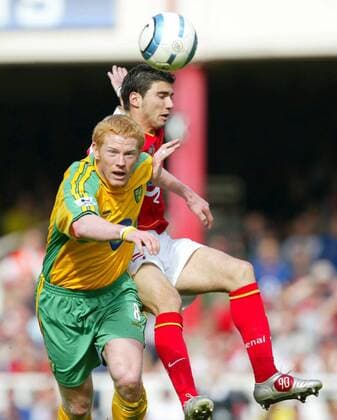 Gary Holt (vorn, Norwich) gegen Jose Antonio Reyes (Arsenal) -  Fußball Herren English Premier League 2004 2005, 1. Englische Liga, Arsenal FC London - Norwich City 4:1, Vdig Gruppe London Dynamik,