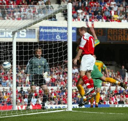 Fredrik Ljungberg (vorn, Arsenal) erzielt das 3:1 -  Fußball Herren English Premier League 2004 2005, 1. Englische Liga, Arsenal FC London - Norwich City 4:1, Vdig Gruppe London Dynamik,