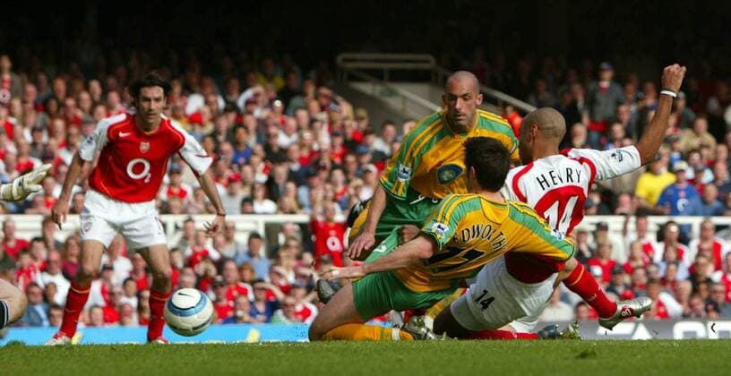 Thierry Henry (re., Arsenal) setzt sich gegen Marc Edworthy (Norwich) durch und erzielt das 4:1 -  Fußball Herren English Premier League 2004 2005, 1. Englische Liga, Arsenal FC London - Norwich City 4:1, Vdig Gruppe London Dynamik,