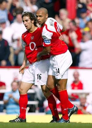 Thierry Henry (re.) und Mathieu Flamini (beide Arsenal) - Torjubel -  Fußball Herren English Premier League 2004 2005, 1. Englische Liga, Arsenal FC London, Vdig Gruppe London Freude,