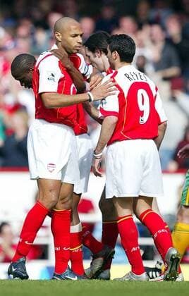Thierry Henry (li.) und Jose Antonio Reyes (beide Arsenal) - Torjubel -  Fußball Herren English Premier League 2004 2005, 1. Englische Liga, Arsenal FC London, Vdig Gruppe London Freude,