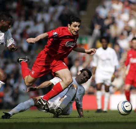 Fernando Hierro (Bolton, re.) gegen Antonio Nunez (Liverpool) - EDITORIAL USE ONLY. No use with unauthorised audio, video, data, fixture lists, club league logos or live services. Online in-match use limited to 120 images, no video emulation. No use in betting, games or single club league player publications. Fußball Herren English Premier League 2004 2005, 1. Englische Liga, FC Liverpool - Bolton Wanderers 1:0 Gruppe Liverpool Dynamik, Kampf,
