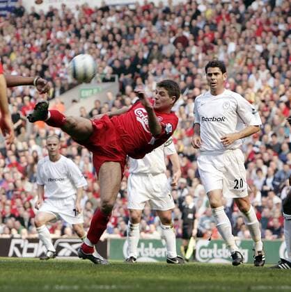 Steven Gerrard (Liverpool) zieht ab, re. Fernando Hierro (Bolton - EDITORIAL USE ONLY. No use with unauthorised audio, video, data, fixture lists, club league logos or live services. Online in-match use limited to 120 images, no video emulation. No use in betting, games or single club league player publications. Fußball Herren English Premier League 2004 2005, 1. Englische Liga, FC Liverpool - Bolton Wanderers 1:0 Gruppe Liverpool Dynamik, Kampf,