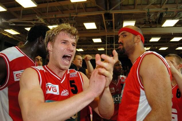 Anton Gavel (li.) bejubelt euphorisch den Auswärtssieg, re. hält sich Florian Hartenstein (beide Gießen) zurück Basketball 1. BL Herren BBL Saison 2004 2005, Giessen 46ers, 46 ers, Vdig, Gruppe Bonn Begeisterung, Freude,