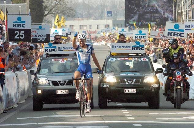 Tom Boonen (Belgien Quick Step Davitamon) jubelt über den Sieg bei der Flandernrundfahrt 2005 - Radsport Herren Flandernrundfahrt 2005, Flandern Rundfahrt, Straßenradsport, Straße, Rad, Einzelbild Brügge Freude,