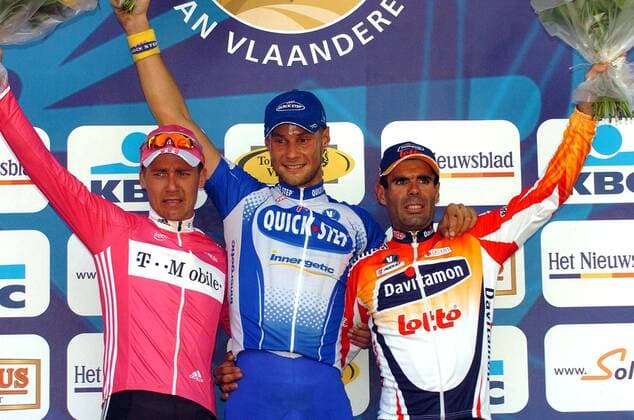 Siegerehrung - Tom Boonen (Belgien Quick Step Davitamon, Mitte) gewinnt die Flandernrundfahrt 2005 vor Andreas Klier (Deutschland T Mobile, li.) und Peter van Petegem (Belgien Lotto Domo) -  Radsport Herren Flandernrundfahrt 2005, Flandern Rundfahrt, Straßenradsport, Straße, Rad, Gruppe Brügge Freude,