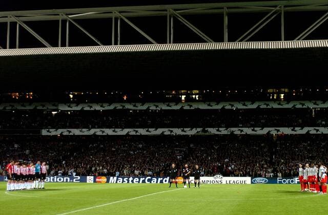 Die Teams von Eindhoven (li.) und Lyon sowie das Schiedsrichtergespann um Pierluigi Collina gedenken vor dem Spiel mit einer Schweigeminute dem verstorbenen Papst Fußball EC 1 Herren Champions League 2004 2005, Viertelfinale, Olympique Lyonnais - PSV Eindhoven 1:1, OL, Totale Schiedsrichter, Lyon Ruhe,