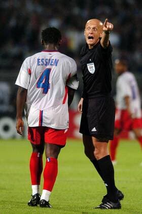 Schiedsrichter Pierluigi Collina (Italien) gibt aufgebracht Anweisungen, während Mickael Essien (Lyon) an ihm vorbei schleicht Fußball EC 1 Herren Champions League 2004 2005, Viertelfinale, Olympique Lyonnais, OL, Gruppe Lyon Wut,