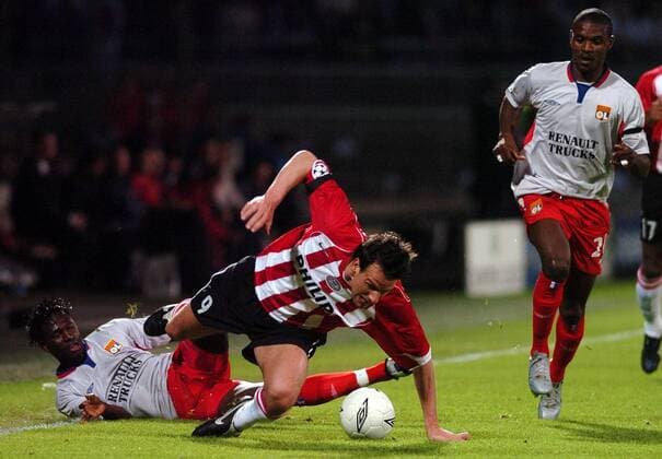 Jan Vennegoor of Hesselink (re., Eindhoven) wird von Mahamadou Diarra zu Fall gebracht, re. Eric Abidal (beide Lyon) Fußball EC 1 Herren Champions League 2004 2005, Viertelfinale, Olympique Lyonnais - PSV Eindhoven 1:1, OL, Gruppe Lyon Dynamik,